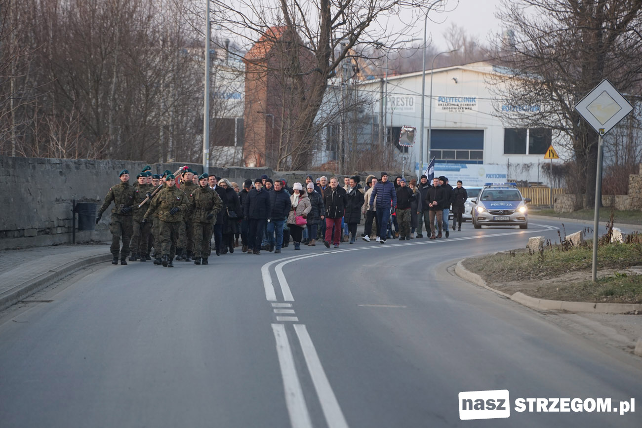 Marsz Pamięci przeszedł ulicami Strzegomia. Upamiętnił mroczne karty historii sprzed 80 lat! [FOTO] 